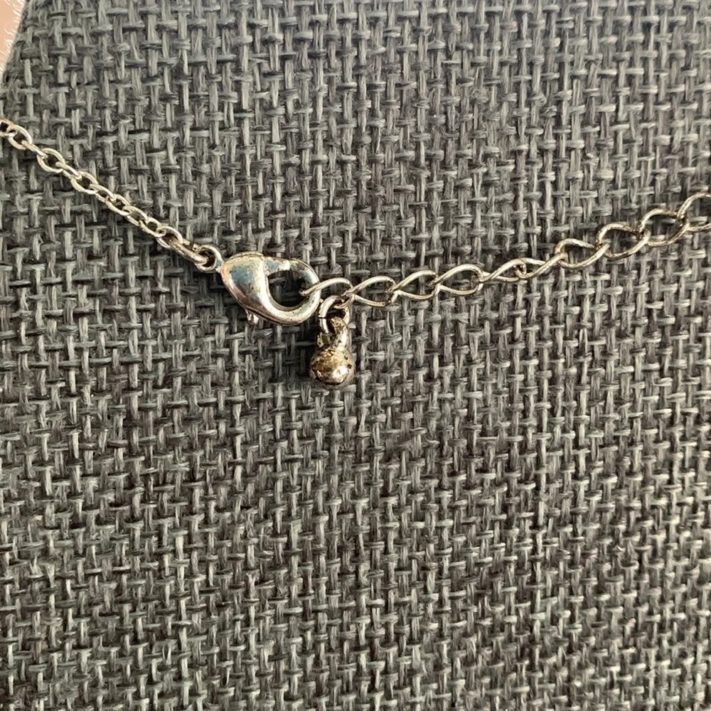 Two faux pearl necklaces - 1 vint goldtone‎ floral 13” & 1 silvertone modern 18” - Picture 4 of 8
